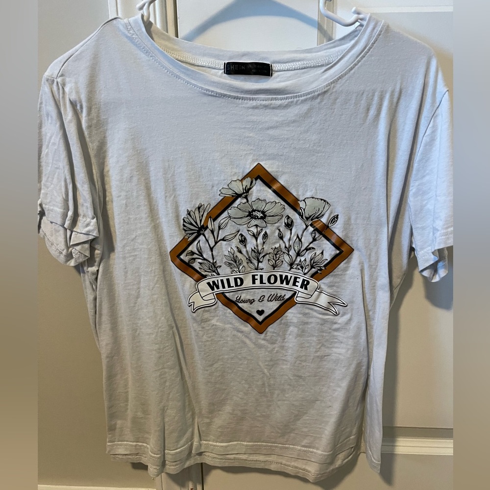 Women’s short sleeved graphic cropped tshirt